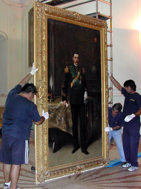 Transporting the work by Giacomo Grosso, Emanuele Filiberto Duke of Aosta, from the small corridor to the Marquis hall